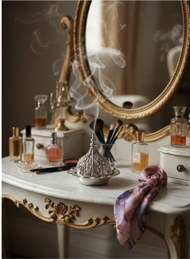 مبخرة بخور بتصميم عربي فاخر – مبخرة معدنية مزخرفة من الحديد عالي الجودة مع غطاء قابل للإزالة – لتعطير الجو ونشر الروائح العطرية بالتساوي – قطعة ديكور فاخرة للمنازل والمناسبات – هدية مثالية للأصدقاء والعائلة-فضية - Image 4